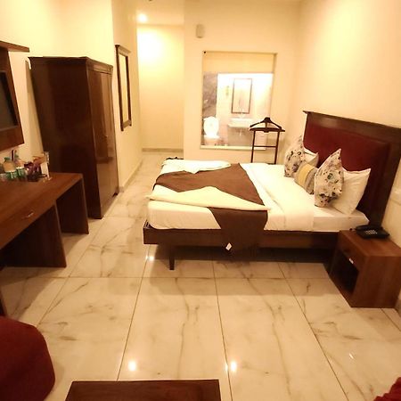 Hotel Vrs Inns Chandigarh Exterior photo