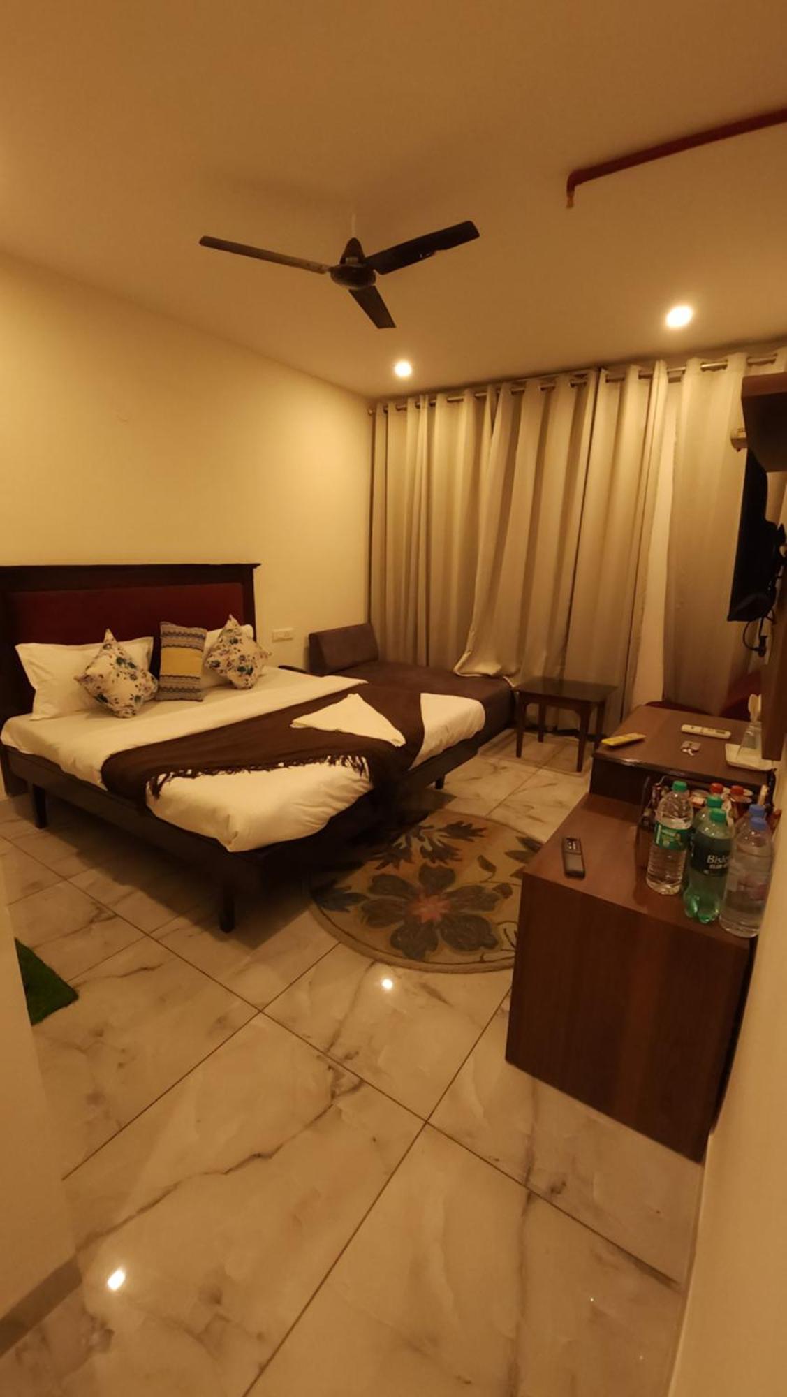 Hotel Vrs Inns Chandigarh Exterior photo