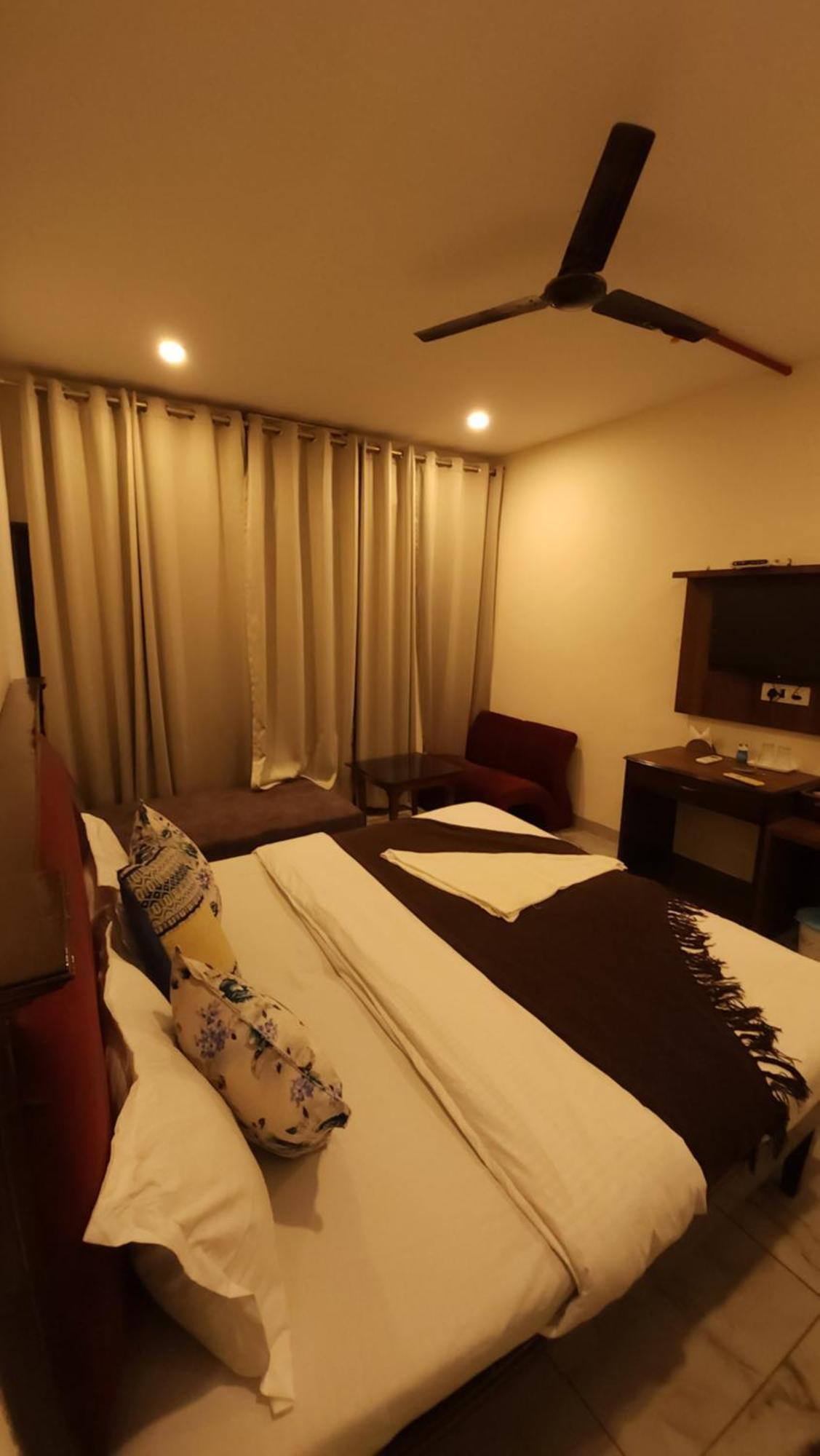 Hotel Vrs Inns Chandigarh Exterior photo