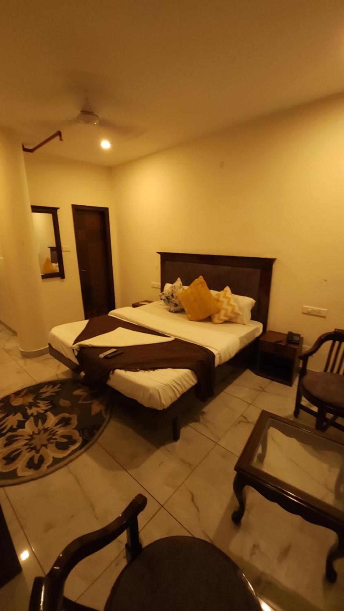 Hotel Vrs Inns Chandigarh Exterior photo
