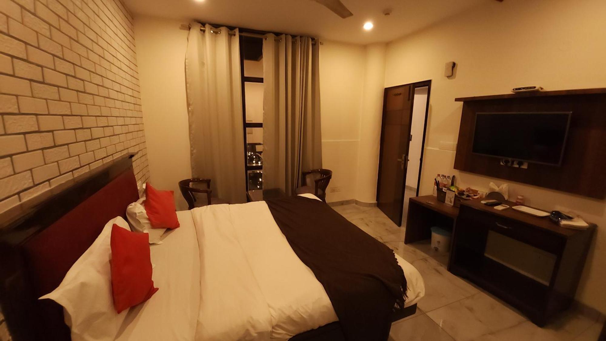 Hotel Vrs Inns Chandigarh Exterior photo